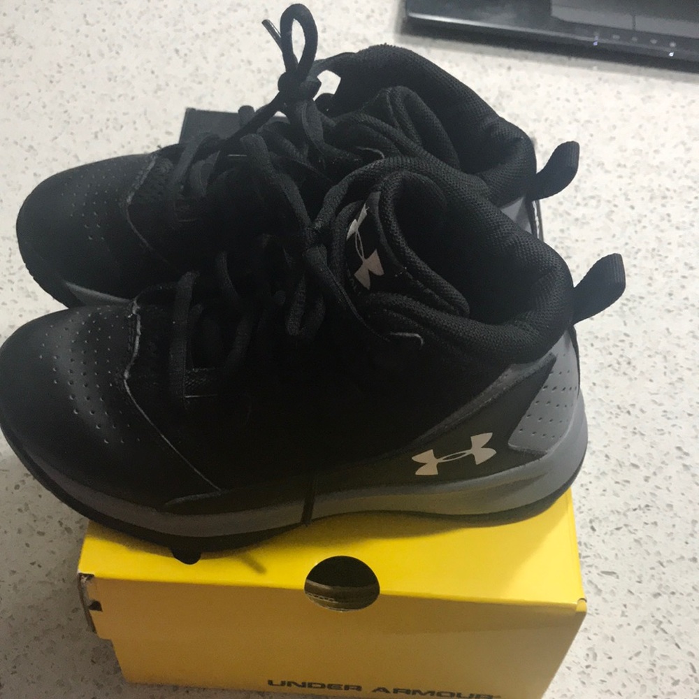 Size 12 under armour black